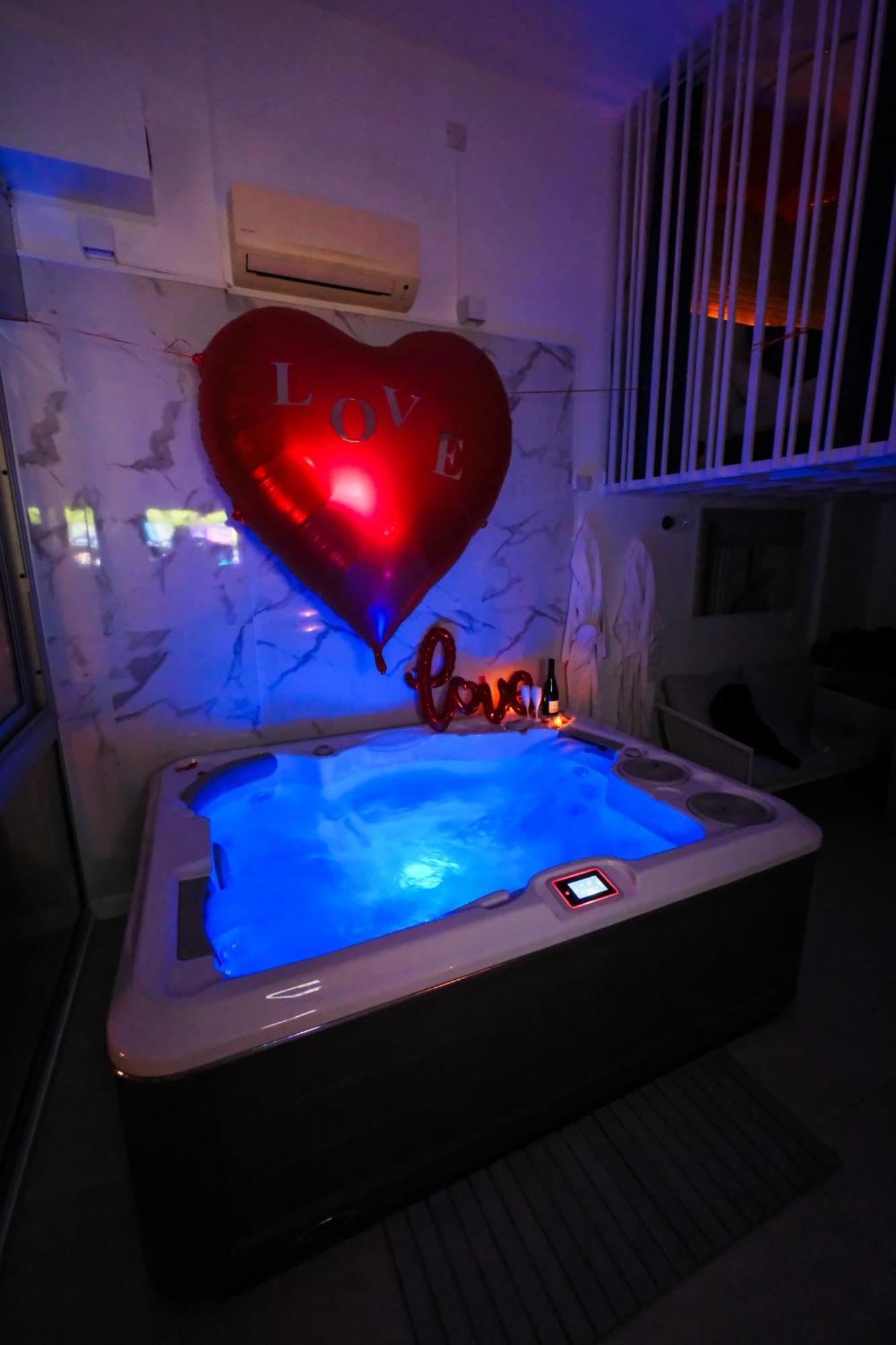 Villa Bono Jacuzzi & Spa Сен-Лоран-дю-Вар Экстерьер фото